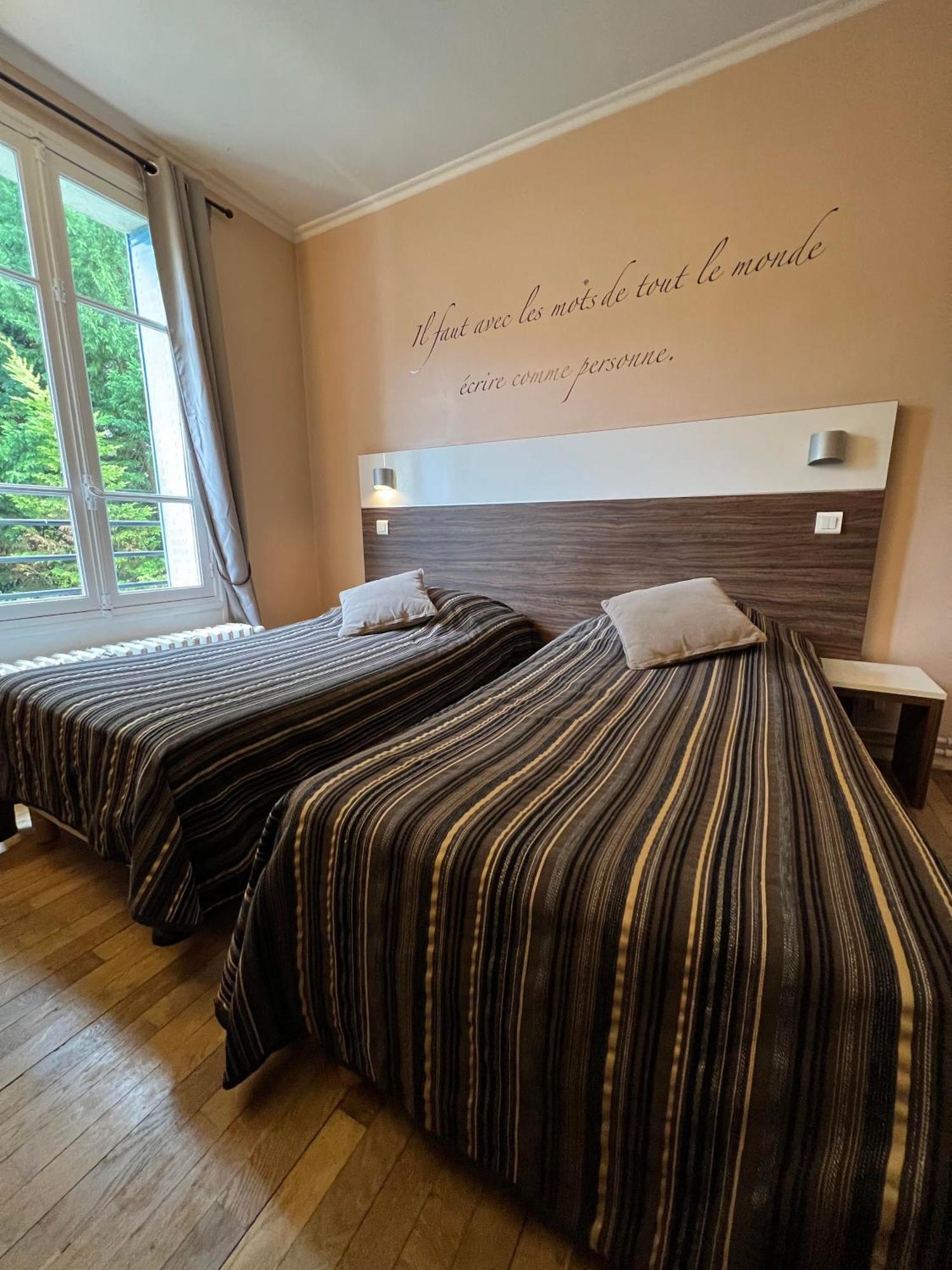 Logis Hotel & Restaurant - Les Bords De Seine La Roche-Guyon Exterior photo