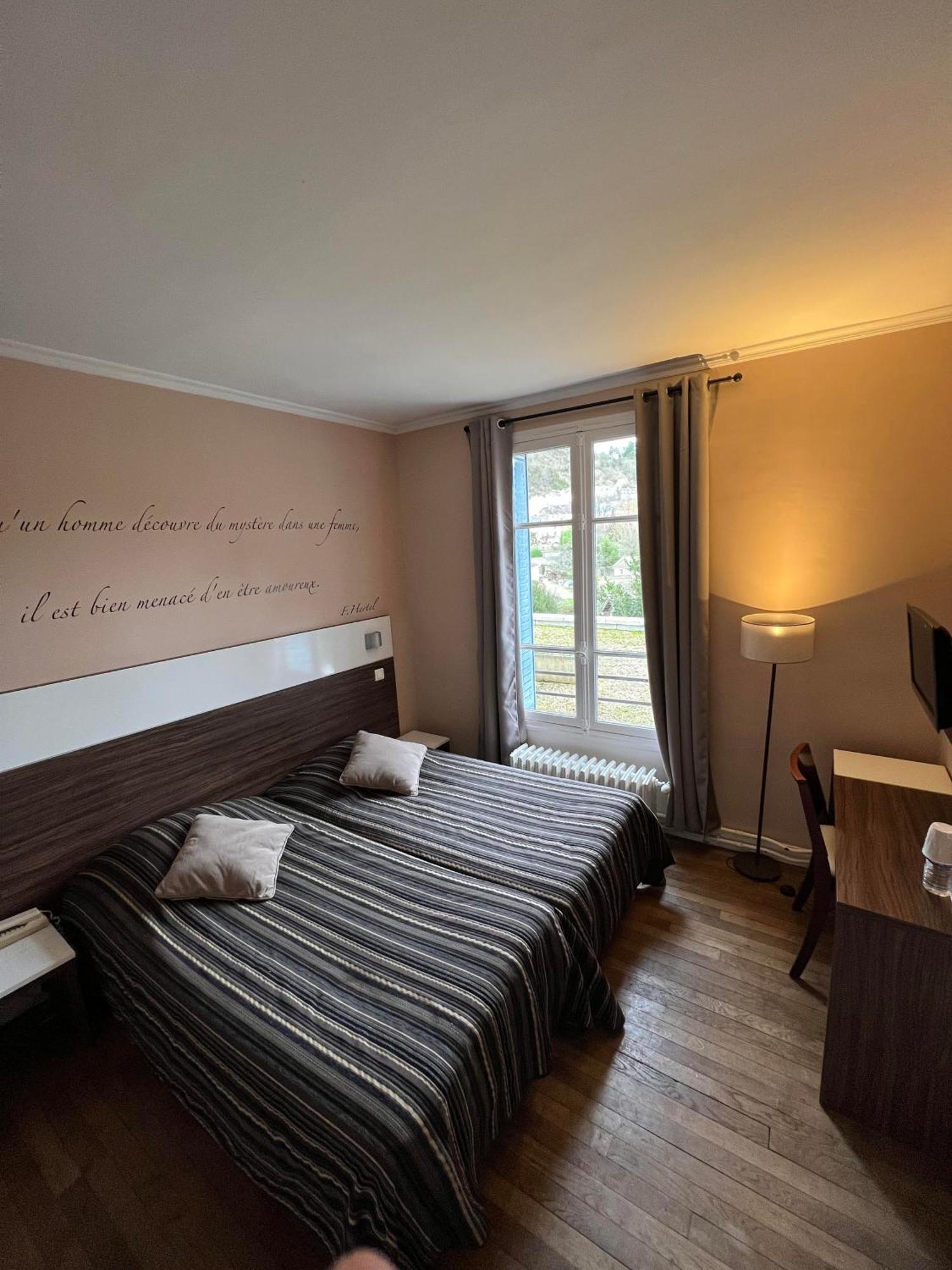 Logis Hotel & Restaurant - Les Bords De Seine La Roche-Guyon Exterior photo