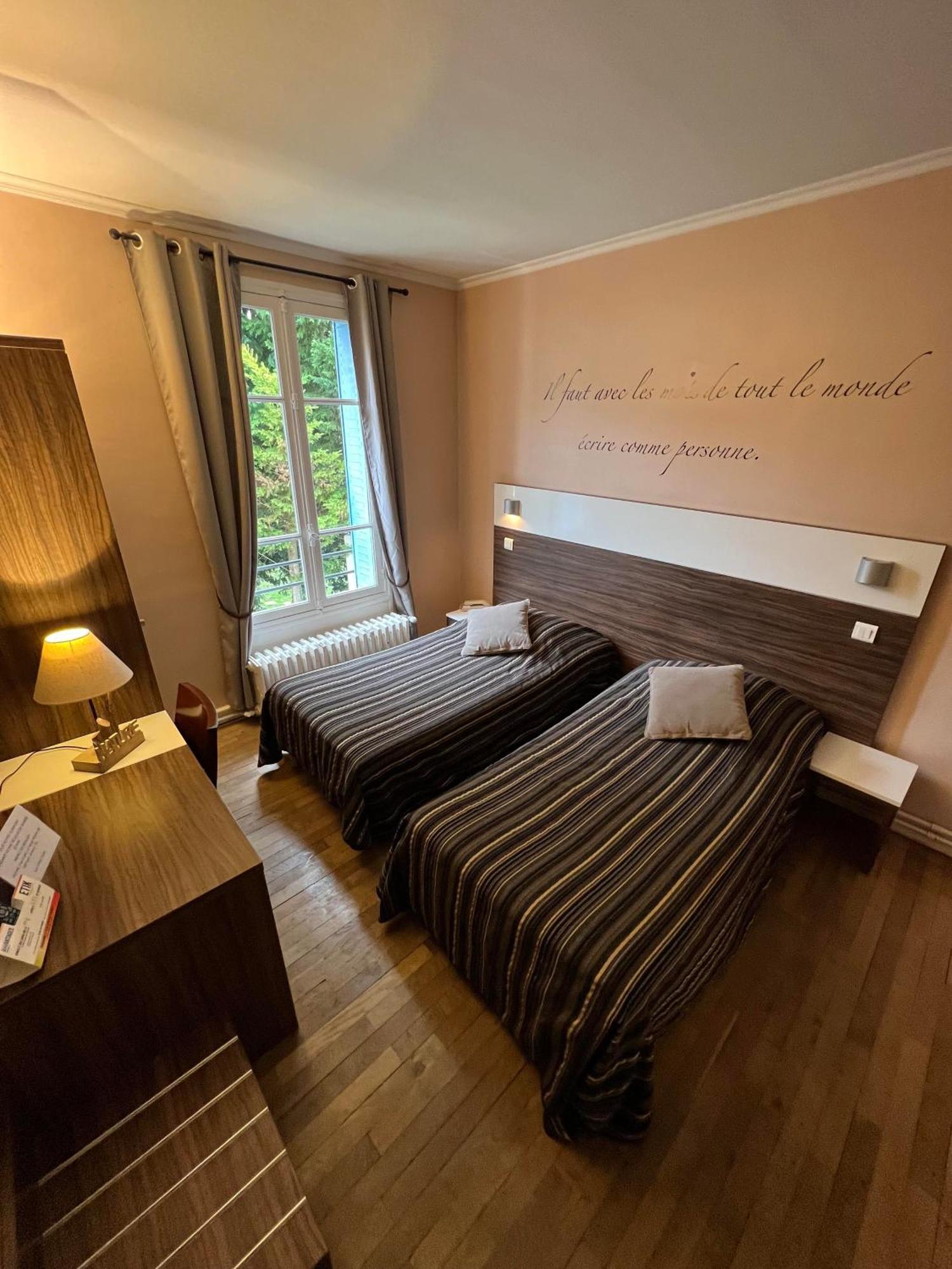 Logis Hotel & Restaurant - Les Bords De Seine La Roche-Guyon Exterior photo