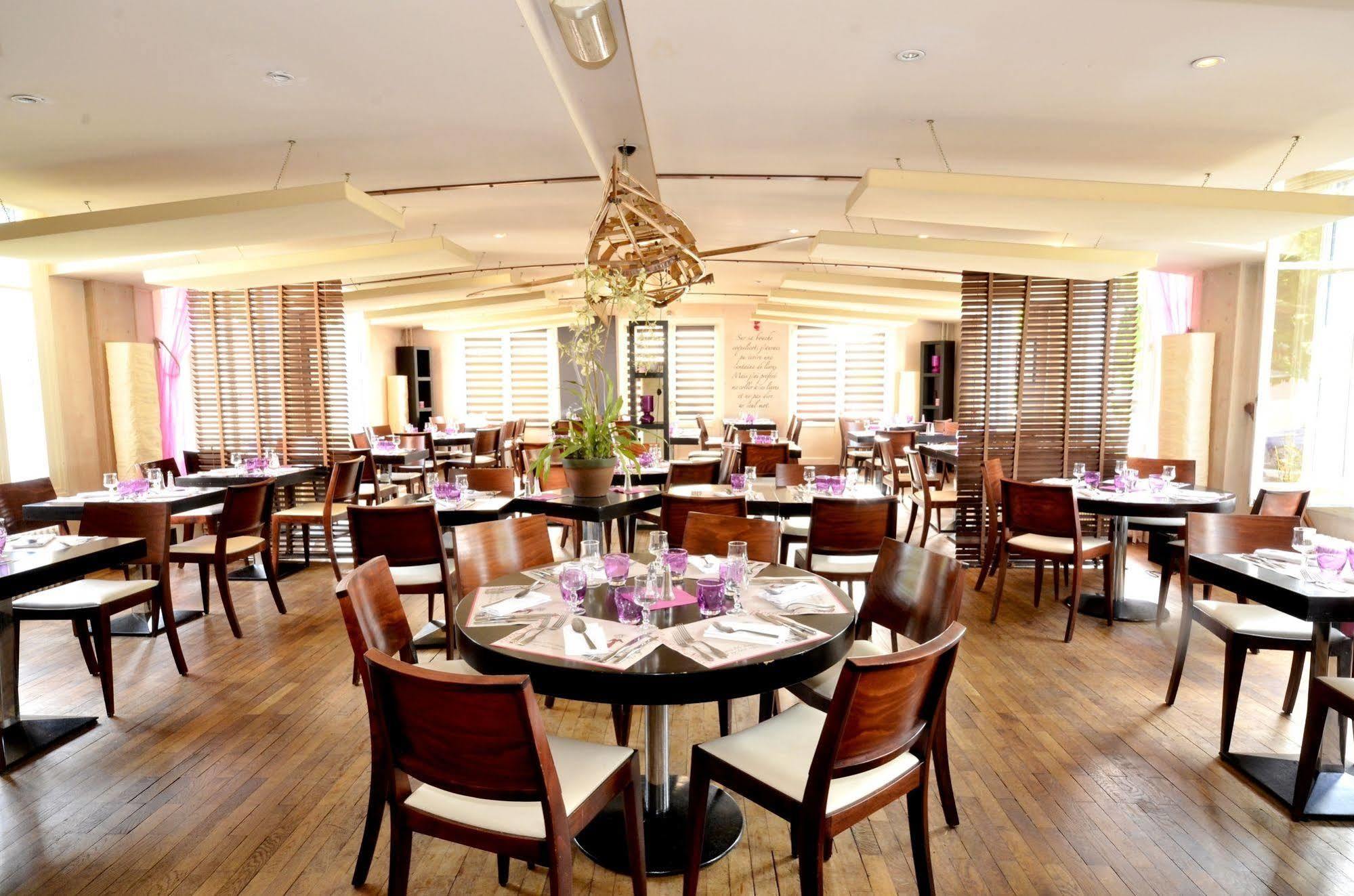 Logis Hotel & Restaurant - Les Bords De Seine La Roche-Guyon Exterior photo