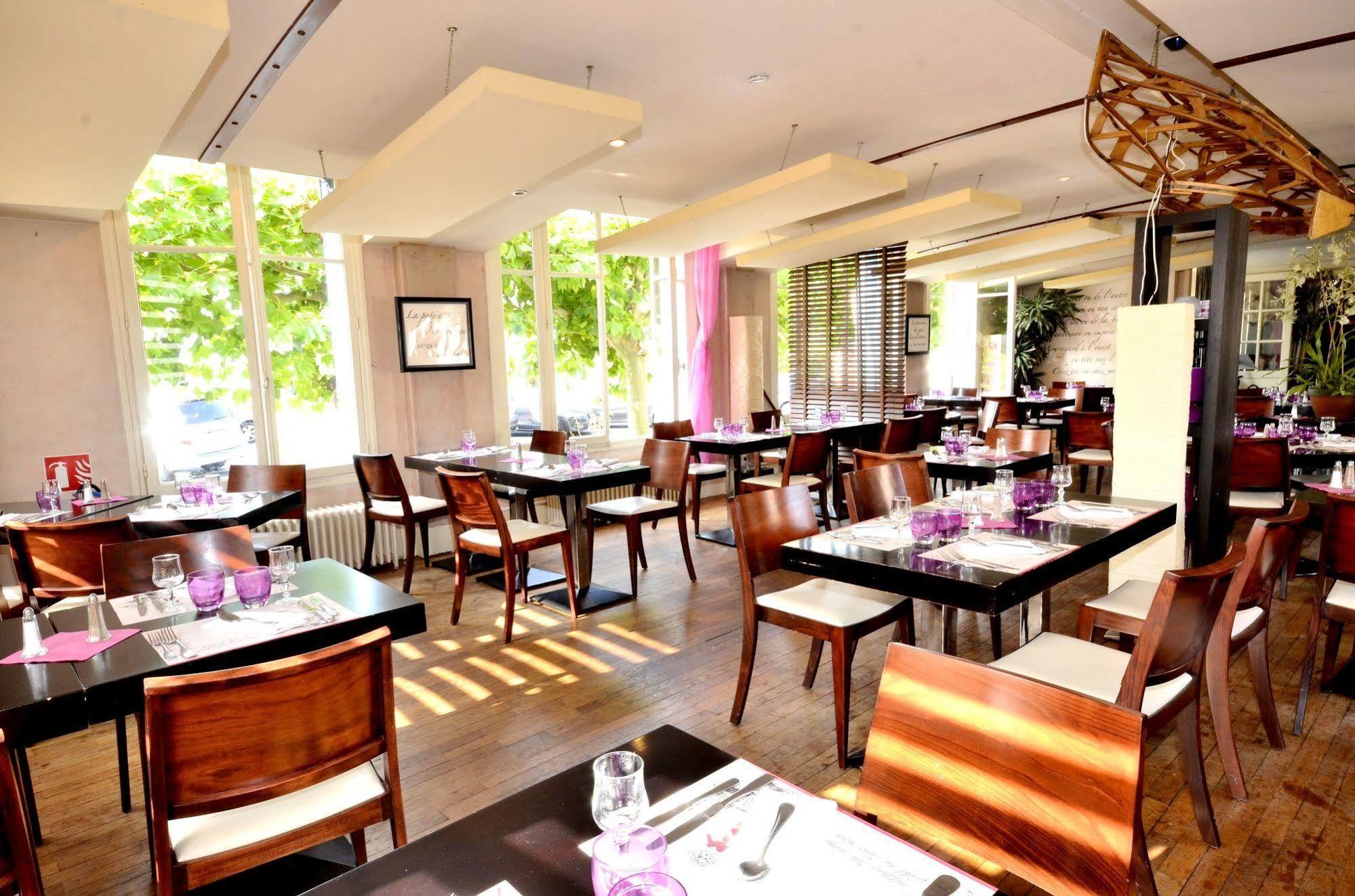 Logis Hotel & Restaurant - Les Bords De Seine La Roche-Guyon Exterior photo