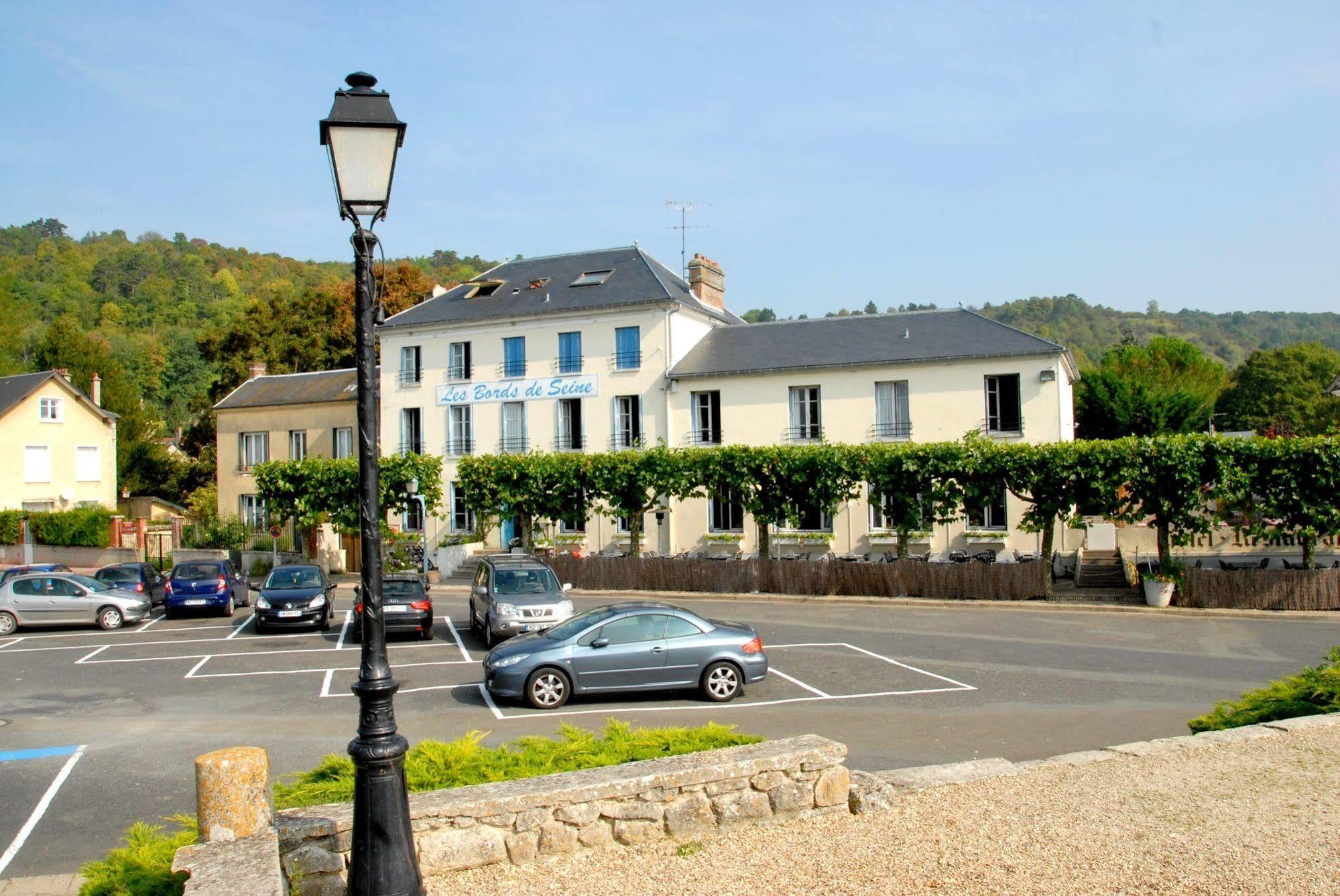 Logis Hotel & Restaurant - Les Bords De Seine La Roche-Guyon Exterior photo